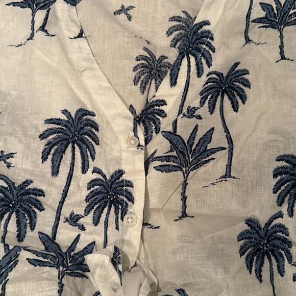 Linen white front tie top with blue palm trees - Picture 3 of 3